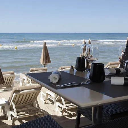3 Pieces Avec Piscine Sur La Plage, Proche Commerces - Fr-1-328-166 *